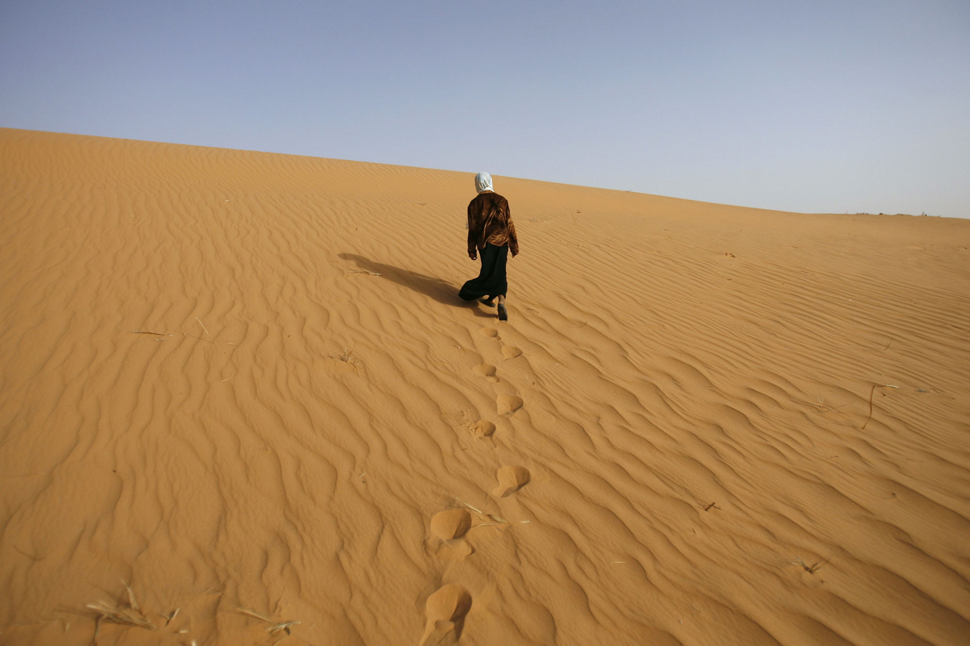 Жизнь и быт в пустыне. Человек в пустыне. Путешественник в пустыне. Человек идет по пустыне. Пустыня для детей.
